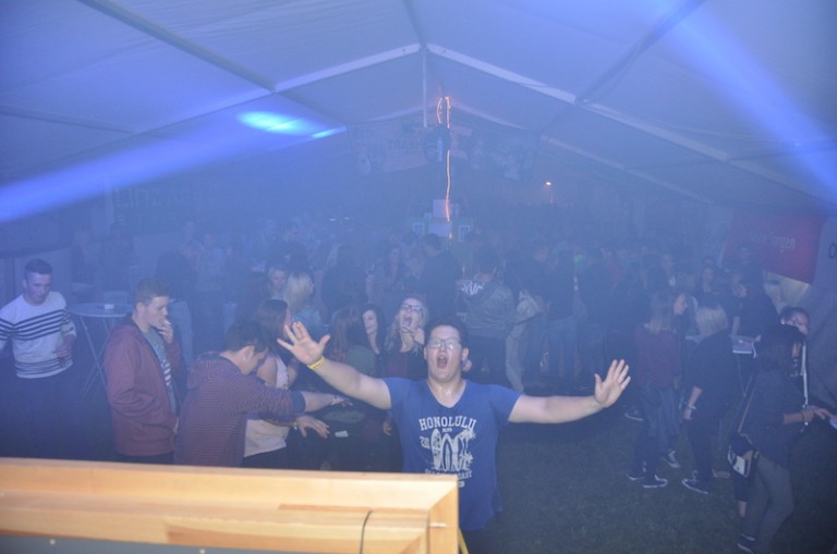 Partystimmung beim Zeltclubbing