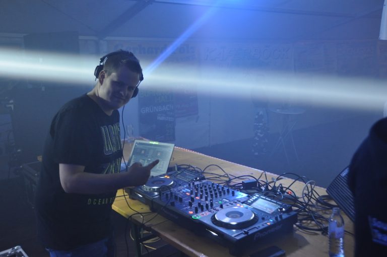 Zeltclubbing mit DJ Manuel van Hias